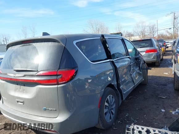 ✅ 2022 Chrysler Pacifica Hybrid Limited • VIN: 2C4RC1S71NR143650 • Лот: 41701707. Опубликован ранее на IAAI с пробегом 32 094 миль. Бесплатный доступ к архиву аукционных продаж из США и подробный отчёт об истории автомобиля на DreamBid. Изображение 4.