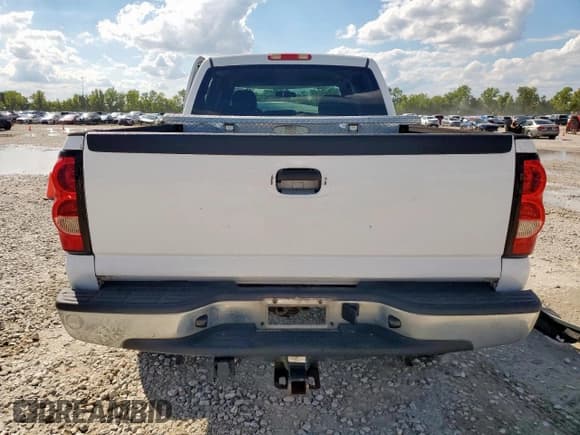 ✅ 2007 Chevrolet Silverado 2500HD LS • VIN: 1GCHK23U37F200532 • Лот: 83857965. Опубликован ранее на Copart с пробегом 332 208 миль. Бесплатный доступ к архиву аукционных продаж из США и подробный отчёт об истории автомобиля на DreamBid. Изображение 6.