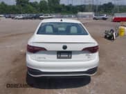 ✅ 2023 Volkswagen Jetta SE • VIN: 3VWEM7BU7PM038686 • Lot: 42822910. Wystawiony na IAAI z przebiegiem 24 440 mil. Bezpłatny archiwum sprzedaży aukcyjnych z USA i szczegółowy raport historii pojazdu na DreamBid. Zdjęcie 16.