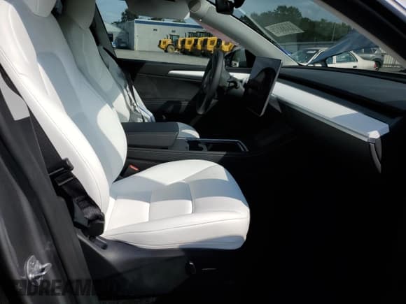 ✅ 2024 Tesla Model Y Long Range • VIN: 7SAYGDEE2RA333891 • Lot: 83788875. Wystawiony na Copart z przebiegiem 17 191 mil. Bezpłatny archiwum sprzedaży aukcyjnych z USA i szczegółowy raport historii pojazdu na DreamBid. Zdjęcie 7.