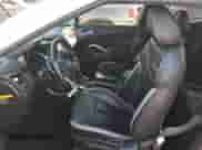 2015 Hyundai Veloster Turbo z VIN KMHTC6AE9FU233518, wystawiony jako Copart lot #70393013 z przebiegiem 86 344 mil mil oraz . Historia ofert i sprzedaży dostępna na DreamBid. Obrazek 7.