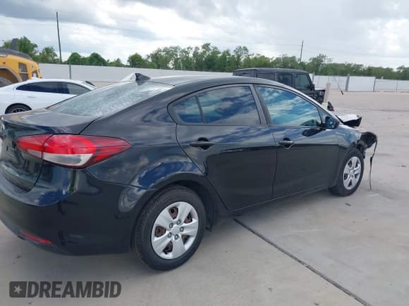 ✅ 2017 Kia Forte LX • VIN: 3KPFK4A72HE083618 • Lot: 43401471. Wystawiony na IAAI z przebiegiem 48 599 mil. Bezpłatny archiwum sprzedaży aukcyjnych z USA i szczegółowy raport historii pojazdu na DreamBid. Zdjęcie 4.