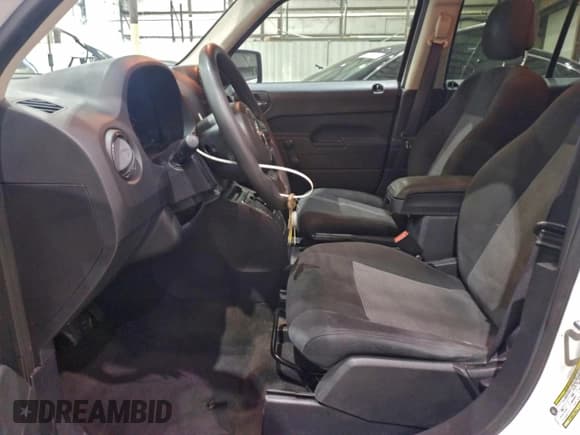 ✅ 2016 Jeep Patriot Sport • VIN: 1C4NJRBB5GD608783 • Lot: 93285895. Wystawiony na Copart z przebiegiem 158 012 mil. Bezpłatny archiwum sprzedaży aukcyjnych z USA i szczegółowy raport historii pojazdu na DreamBid. Zdjęcie 7.