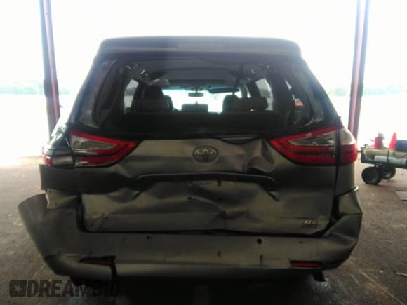 ✅ 2015 Toyota Sienna XLE • VIN: 5TDDK3DC0FS117455 • Lot: 43279378. Wystawiony na IAAI z przebiegiem 84 963 mil. Bezpłatny archiwum sprzedaży aukcyjnych z USA i szczegółowy raport historii pojazdu na DreamBid. Zdjęcie 16.