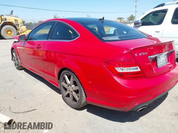 ✅ 2014 Mercedes-Benz C 250 • VIN: WDDGJ4HB9EG301900 • Lot: 42966909. Wystawiony na IAAI z przebiegiem 120 732 mil. Bezpłatny archiwum sprzedaży aukcyjnych z USA i szczegółowy raport historii pojazdu na DreamBid. Zdjęcie 3.