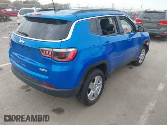 ✅ 2022 Jeep Compass Latitude • VIN: 3C4NJDBB9NT231501 • Lot: 43703819. Wystawiony na IAAI z przebiegiem Nie podano. Bezpłatny archiwum sprzedaży aukcyjnych z USA i szczegółowy raport historii pojazdu na DreamBid. Zdjęcie 4.