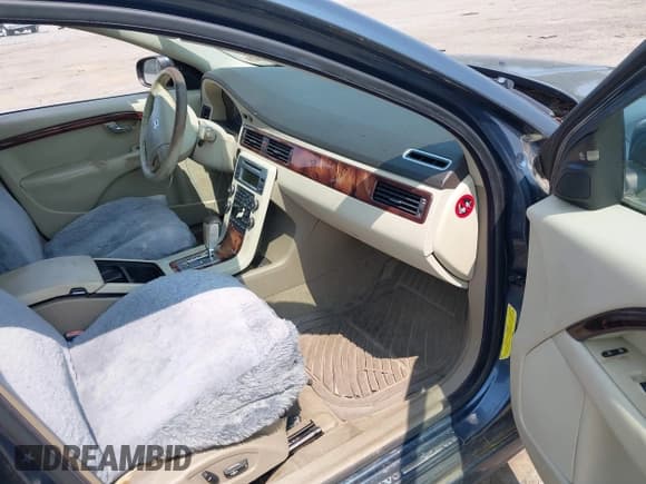 ✅ 2008 Volvo V70 • VIN: YV1BW982181052805 • Lot: 42405228. Listed on IAAI with 205,210 mi. Free auction sales archive from the USA and detailed vehicle history report at DreamBid. Image 5.