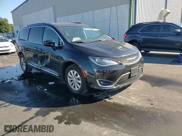 ✅ 2018 Chrysler Pacifica Touring L • VIN: 2C4RC1BG8JR317899 • Lot: 92301315. Wystawiony na Copart z przebiegiem 74 670 mil. Bezpłatny archiwum sprzedaży aukcyjnych z USA i szczegółowy raport historii pojazdu na DreamBid. Zdjęcie 15.