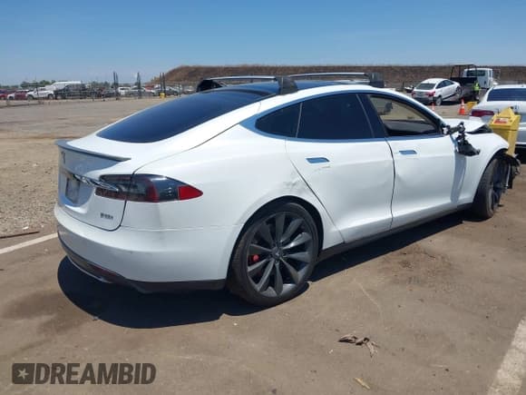 ✅ 2013 Tesla Model S Performance • VIN: 5YJSA1DP6DFP26293 • Lot: 42464948. Wystawiony na IAAI z przebiegiem 113 525 mil. Bezpłatny archiwum sprzedaży aukcyjnych z USA i szczegółowy raport historii pojazdu na DreamBid. Zdjęcie 4.