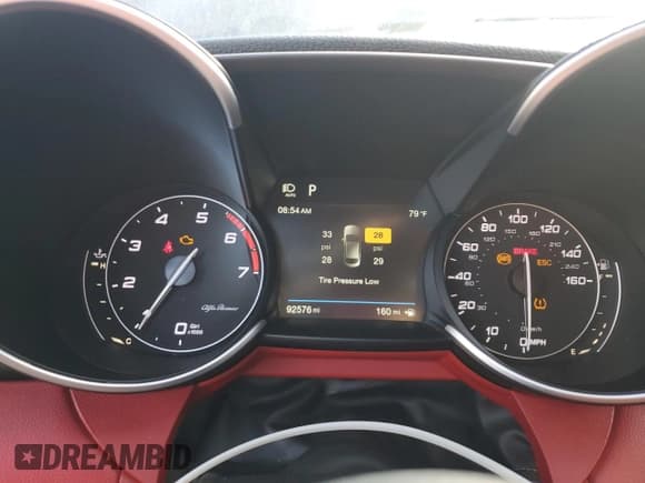 ✅ 2018 Alfa Romeo Giulia Ti Sport • VIN: ZARFAECN0J7577749 • Lot: 91862355. Wystawiony na Copart z przebiegiem 92 576 mil. Bezpłatny archiwum sprzedaży aukcyjnych z USA i szczegółowy raport historii pojazdu na DreamBid. Zdjęcie 9.