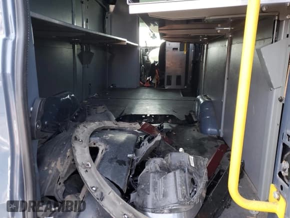 ✅ 2020 Ford Transit Cargo • VIN: 1FTBR3X89LKB13594 • Lot: 61134895. Wystawiony na Copart z przebiegiem 66 504 mil. Bezpłatny archiwum sprzedaży aukcyjnych z USA i szczegółowy raport historii pojazdu na DreamBid. Zdjęcie 10.