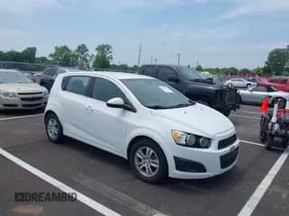 2012 Chevrolet Sonic LT z VIN 1G1JD6SH6C4232414, wystawiony jako IAAI lot #42489990 z przebiegiem 174 731 mil mil oraz . Historia ofert i sprzedaży dostępna na DreamBid. Obrazek 1.