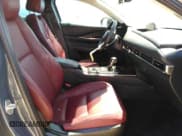 ✅ 2023 Mazda CX-30 S Carbon Edition • VIN: 3MVDMBCM2PM539130 • Лот: 54817735. Опубликован ранее на Copart с пробегом 29 678 миль. Бесплатный доступ к архиву аукционных продаж из США и подробный отчёт об истории автомобиля на DreamBid. Изображение 7.