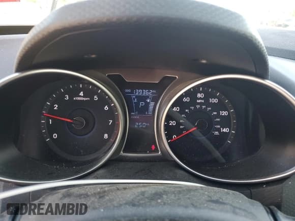 ✅ 2016 Hyundai Veloster • VIN: KMHTC6AD0GU264472 • Lot: 62880064. Wystawiony na Copart z przebiegiem 139 362 mil. Bezpłatny archiwum sprzedaży aukcyjnych z USA i szczegółowy raport historii pojazdu na DreamBid. Zdjęcie 9.