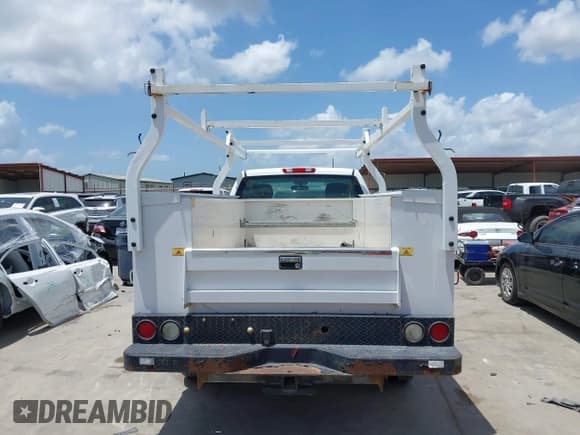 ✅ 2014 Chevrolet Silverado 2500HD Work Truck • VIN: 1GB0CVCG6EF132038 • Lot: 42552725. Wystawiony na IAAI z przebiegiem 251 569 mil. Bezpłatny archiwum sprzedaży aukcyjnych z USA i szczegółowy raport historii pojazdu na DreamBid. Zdjęcie 16.