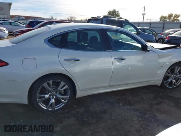 ✅ 2017 Infiniti Q70 3.7 • VIN: JN1BY1AP2HM741633 • Lot: 43635768. Listed on IAAI with Not provided. Free auction sales archive from the USA and detailed vehicle history report at DreamBid. Image 12.