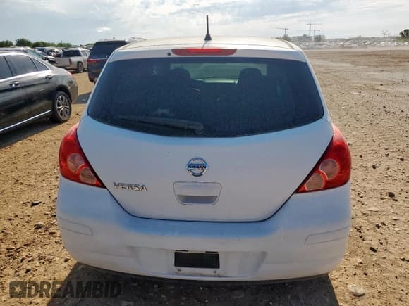 ✅ 2011 Nissan Versa S • VIN: 3N1BC1CPXBL415267 • Лот: 66828565. Опубликован ранее на Copart с пробегом 128 157 миль. Бесплатный доступ к архиву аукционных продаж из США и подробный отчёт об истории автомобиля на DreamBid. Изображение 6.