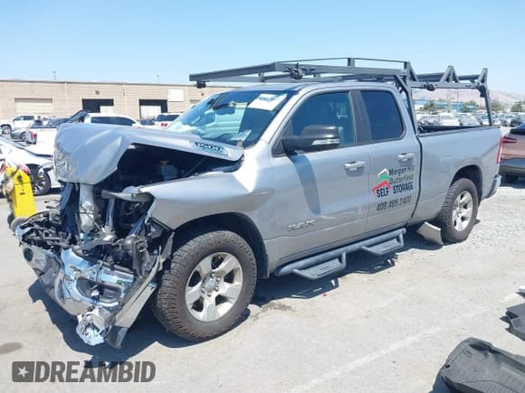 ✅ 2021 Ram 1500 Big Horn • VIN: 1C6RREBG9MN681473 • Lot: 42437669. Wystawiony na IAAI z przebiegiem 97 917 mil. Bezpłatny archiwum sprzedaży aukcyjnych z USA i szczegółowy raport historii pojazdu na DreamBid. Zdjęcie 2.