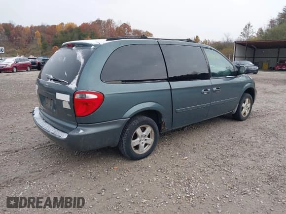 ✅ 2005 Dodge Caravan SXT • VIN: 2D4GP44L05R435073 • Lot: 43633448. Wystawiony na IAAI z przebiegiem 359 537 mil. Bezpłatny archiwum sprzedaży aukcyjnych z USA i szczegółowy raport historii pojazdu na DreamBid. Zdjęcie 4.