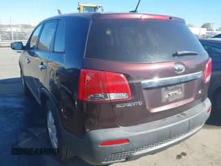 ✅ 2011 Kia Sorento LX • VIN: 5XYKT3A17BG125924 • Lot: 43727318. Wystawiony na IAAI z przebiegiem 295 930 mil. Bezpłatny archiwum sprzedaży aukcyjnych z USA i szczegółowy raport historii pojazdu na DreamBid. Zdjęcie 3.