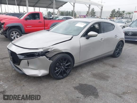 ✅ 2023 Mazda 3 S Premium • VIN: JM1BPBMM9P1608889 • Lot: 41206243. Wystawiony na IAAI z przebiegiem 22 217 mil. Bezpłatny archiwum sprzedaży aukcyjnych z USA i szczegółowy raport historii pojazdu na DreamBid. Zdjęcie 17.
