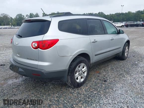 ✅ 2012 Chevrolet Traverse LS • VIN: 1GNKRFED3CJ190346 • Lot: 43325034. Wystawiony na IAAI z przebiegiem 227 731 mil. Bezpłatny archiwum sprzedaży aukcyjnych z USA i szczegółowy raport historii pojazdu na DreamBid. Zdjęcie 4.