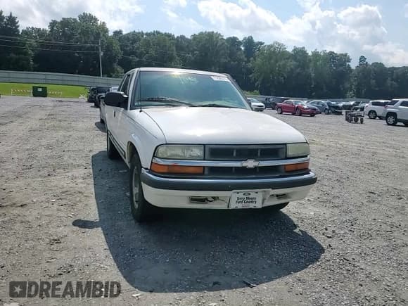 ✅ 2003 Chevrolet S-10 LS • VIN: 1GCCS19X038118231 • Lot: 71686275. Listed on Copart with 136,765 mi. Free auction sales archive from the USA and detailed vehicle history report at DreamBid. Image 13.