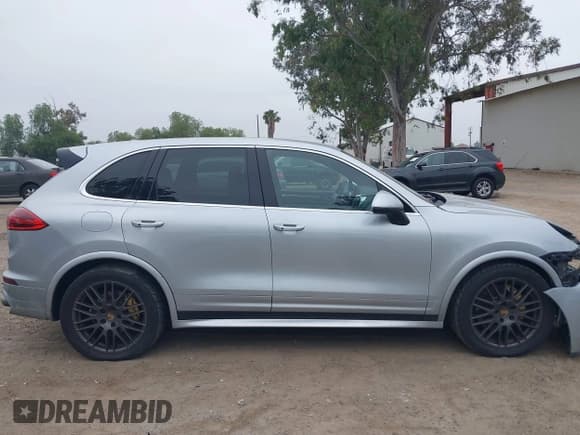 ✅ 2017 Porsche Cayenne S • VIN: WP1AB2A2XHLA51668 • Lot: 42347854. Listed on IAAI with 85,227 mi. Free auction sales archive from the USA and detailed vehicle history report at DreamBid. Image 13.