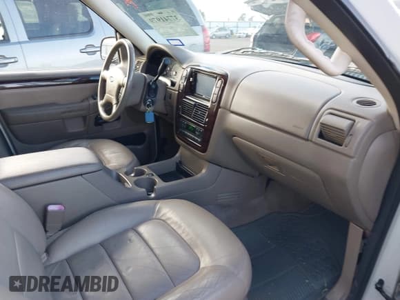 ✅ 2005 Ford Explorer • VIN: 1FMZU65K65ZA04433 • Lot: 38826884. Wystawiony na IAAI z przebiegiem 157 221 mil. Bezpłatny archiwum sprzedaży aukcyjnych z USA i szczegółowy raport historii pojazdu na DreamBid. Zdjęcie 5.