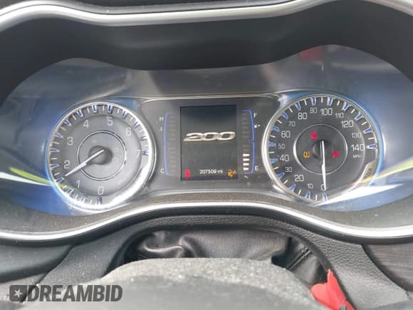 ✅ 2015 Chrysler 200 Limited • VIN: 1C3CCCAB7FN703925 • Lot: 43728662. Wystawiony na IAAI z przebiegiem 207 509 mil. Bezpłatny archiwum sprzedaży aukcyjnych z USA i szczegółowy raport historii pojazdu na DreamBid. Zdjęcie 7.