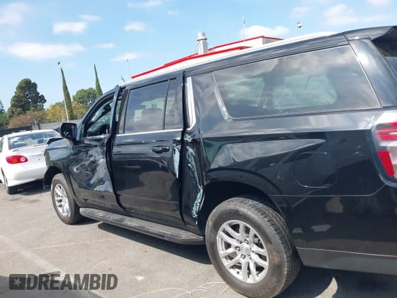 ✅ 2023 Chevrolet Suburban LS • VIN: 1GNSCBKD2PR245004 • Lot: 43312979. Wystawiony na IAAI z przebiegiem 148 253 mil. Bezpłatny archiwum sprzedaży aukcyjnych z USA i szczegółowy raport historii pojazdu na DreamBid. Zdjęcie 14.