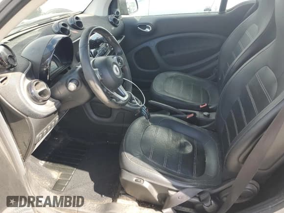 ✅ 2016 Smart fortwo Prime • VIN: WMEFJ5DA3GK073788 • Lot: 85151445. Wystawiony na Copart z przebiegiem 102 443 mil. Bezpłatny archiwum sprzedaży aukcyjnych z USA i szczegółowy raport historii pojazdu na DreamBid. Zdjęcie 7.