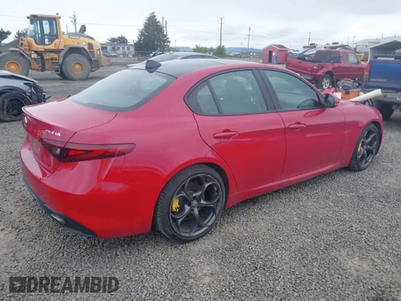 ✅ 2018 Alfa Romeo Giulia Ti • VIN: ZARFAECN4J7594201 • Лот: 41969669. Опубликован ранее на IAAI с пробегом 64 993 миль. Бесплатный доступ к архиву аукционных продаж из США и подробный отчёт об истории автомобиля на DreamBid. Изображение 4.