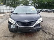 ✅ 2015 Toyota Sienna LE • VIN: 5TDKK3DC8FS590169 • Lot: 67040995. Wystawiony na Copart z przebiegiem 132 519 mil. Bezpłatny archiwum sprzedaży aukcyjnych z USA i szczegółowy raport historii pojazdu na DreamBid. Zdjęcie 5.