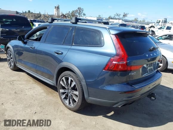 ✅ 2021 Volvo V60 • VIN: YV4102WK5M1068817 • Lot: 41928630. Listed on IAAI with 38,963 mi. Free auction sales archive from the USA and detailed vehicle history report at DreamBid. Image 3.