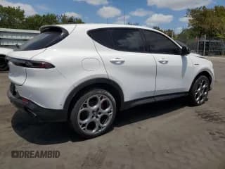 ✅ 2024 Alfa Romeo Tonale Veloce • VIN: ZASPATDW7R3051085 • Лот: 54523695. Опубликован ранее на Copart с пробегом 15 729 миль. Бесплатный доступ к архиву аукционных продаж из США и подробный отчёт об истории автомобиля на DreamBid. Изображение 3.