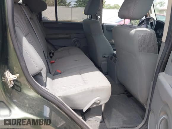 ✅ 2006 Jeep Commander • VIN: 1J8HG48NX6C333442 • Lot: 42814188. Wystawiony na IAAI z przebiegiem 241 411 mil. Bezpłatny archiwum sprzedaży aukcyjnych z USA i szczegółowy raport historii pojazdu na DreamBid. Zdjęcie 8.