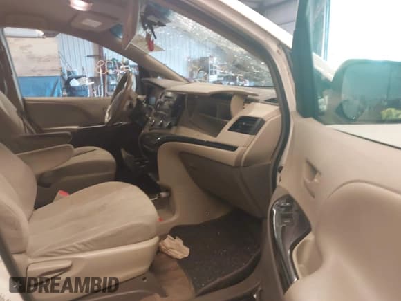 ✅ 2013 Toyota Sienna L • VIN: 5TDZK3DC4DS326541 • Lot: 42861022. Wystawiony na IAAI z przebiegiem 304 238 mil. Bezpłatny archiwum sprzedaży aukcyjnych z USA i szczegółowy raport historii pojazdu na DreamBid. Zdjęcie 5.