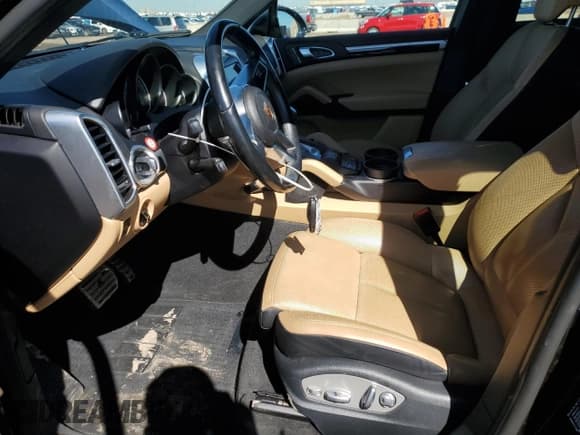 ✅ 2016 Porsche Cayenne S E-Hybrid • VIN: WP1AE2A2XGLA64300 • Lot: 83845525. Wystawiony na Copart z przebiegiem 127 542 mil. Bezpłatny archiwum sprzedaży aukcyjnych z USA i szczegółowy raport historii pojazdu na DreamBid. Zdjęcie 7.