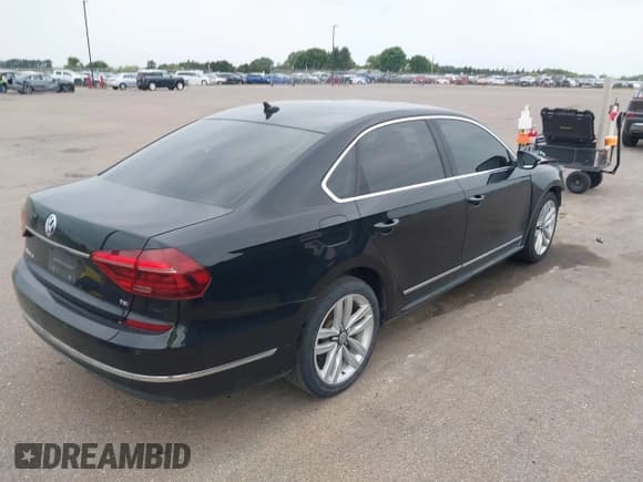 ✅ 2017 Volkswagen Passat SE • VIN: 1VWGT7A37HC063658 • Лот: 43119635. Опубликован ранее на IAAI с пробегом 95 974 миль. Бесплатный доступ к архиву аукционных продаж из США и подробный отчёт об истории автомобиля на DreamBid. Изображение 4.