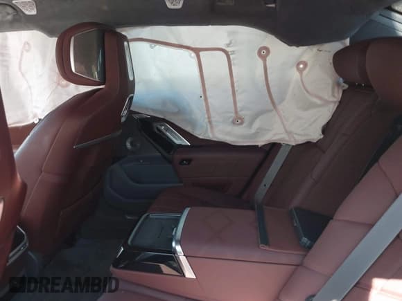 ✅ 2023 BMW i7 xDrive60 • VIN: WBY53EJ02PCN43351 • Lot: 43082397. Wystawiony na IAAI z przebiegiem 33 929 mil. Bezpłatny archiwum sprzedaży aukcyjnych z USA i szczegółowy raport historii pojazdu na DreamBid. Zdjęcie 8.