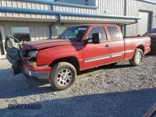 2006 Chevrolet Silverado 1500 LS z VIN 2GCEK19B961274448, wystawiony jako Copart lot #77346764 z przebiegiem 343 618 mil mil oraz Czysty tytuł • Clean title. Historia ofert i sprzedaży dostępna na DreamBid. Obrazek 1.