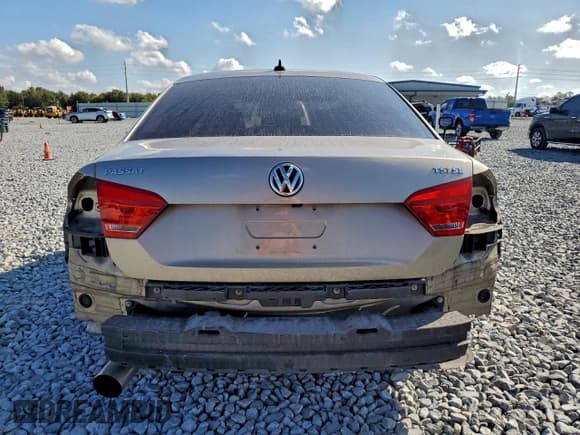 ✅ 2015 Volkswagen Passat SE • VIN: 1VWBS7A37FC015992 • Лот: 93832365. Опубликован ранее на Copart с пробегом 111 659 миль. Бесплатный доступ к архиву аукционных продаж из США и подробный отчёт об истории автомобиля на DreamBid. Изображение 6.
