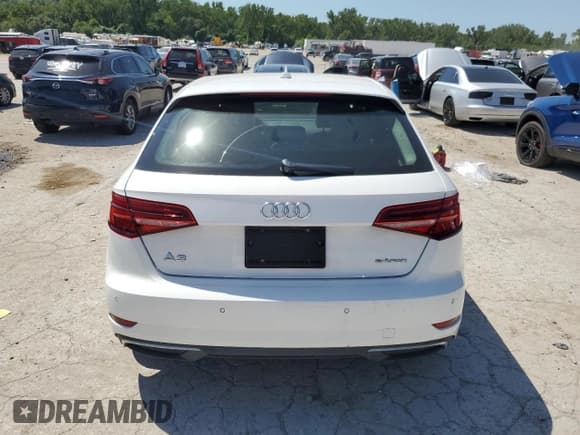 ✅ 2018 Audi A3 e-tron Sportback Premium Plus • VIN: WAUTPBFF5JA114701 • Lot: 66416855. Wystawiony na Copart z przebiegiem 132 964 mil. Bezpłatny archiwum sprzedaży aukcyjnych z USA i szczegółowy raport historii pojazdu na DreamBid. Zdjęcie 6.