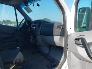 ✅ 2012 Mercedes-Benz Sprinter Cargo • VIN: WD3PE8CB8C5680484 • Lot: 43197403. Wystawiony na IAAI z przebiegiem 187 461 mil. Bezpłatny archiwum sprzedaży aukcyjnych z USA i szczegółowy raport historii pojazdu na DreamBid. Zdjęcie 5.