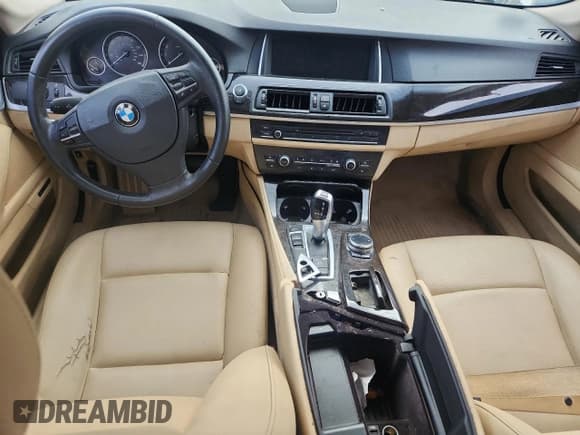 ✅ 2014 BMW 5 Series 528i xDrive • VIN: WBA5A7C54ED219379 • Lot: 70952105. Wystawiony na Copart z przebiegiem 142 526 mil. Bezpłatny archiwum sprzedaży aukcyjnych z USA i szczegółowy raport historii pojazdu na DreamBid. Zdjęcie 8.
