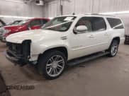✅ 2014 Cadillac Escalade ESV Premium • VIN: 1GYS4JEF9ER117007 • Lot: 41744946. Wystawiony na IAAI z przebiegiem 249 381 mil. Bezpłatny archiwum sprzedaży aukcyjnych z USA i szczegółowy raport historii pojazdu na DreamBid. Zdjęcie 18.