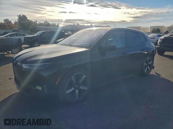 ✅ 2022 BMW iX xDrive50 • VIN: WB523CF06NCK55343 • Lot: 94505535. Wystawiony na Copart z przebiegiem 80 349 mil. Bezpłatny archiwum sprzedaży aukcyjnych z USA i szczegółowy raport historii pojazdu na DreamBid. Zdjęcie 1.