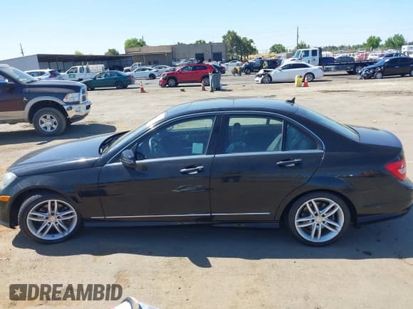 ✅ 2014 Mercedes-Benz C 250 Sport • VIN: WDDGF4HB6ER302587 • Lot: 42677039. Wystawiony na IAAI z przebiegiem 152 166 mil. Bezpłatny archiwum sprzedaży aukcyjnych z USA i szczegółowy raport historii pojazdu na DreamBid. Zdjęcie 14.