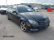 ✅ 2015 Mercedes-Benz C 250 • VIN: WDDGJ4HB6FG350022 • Lot: 42552333. Wystawiony na IAAI z przebiegiem 135 827 mil. Bezpłatny archiwum sprzedaży aukcyjnych z USA i szczegółowy raport historii pojazdu na DreamBid. Zdjęcie 1.